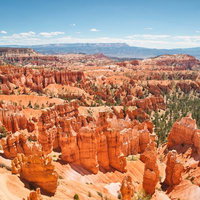 壮大な赤い岩肌が連なるブライスキャニオン国立公園の峡谷の写真