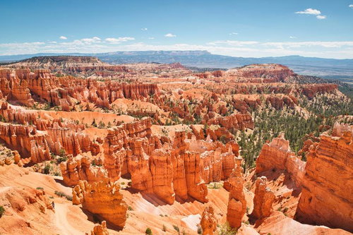 壮大な赤い岩肌が連なるブライスキャニオン国立公園の峡谷
