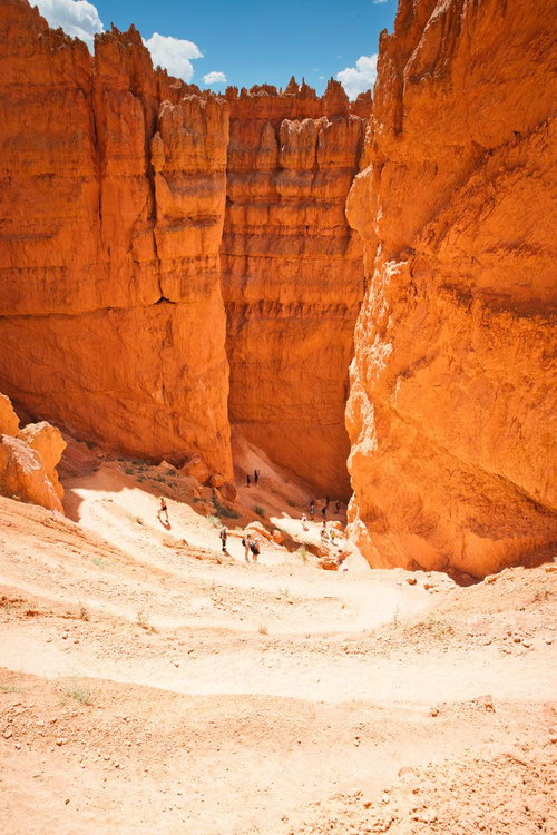 ブライスキャニオンの赤い岩壁に挟まれたウォールストリートへと続く道