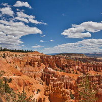 青空とブライスキャニオンの雄大な岩肌と峡谷の写真