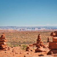 ブライスキャニオンの赤茶色の大地に並ぶケルンと広大な景色の写真