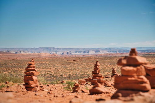 ブライスキャニオンの赤茶色の大地に並ぶケルンと広大な景色