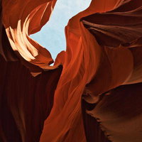 光と影が織り成すアンテロープキャニオンの岩壁の写真