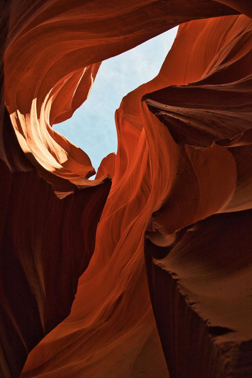 光と影が織り成すアンテロープキャニオンの岩壁