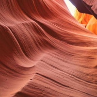 アンテロープキャニオンの内部に差し込む光と砂岩の岩壁の写真