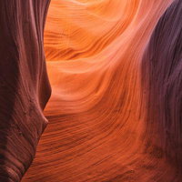 アンテロープキャニオンの砂岩層が光に浮かぶ岩壁の渓谷内部の写真