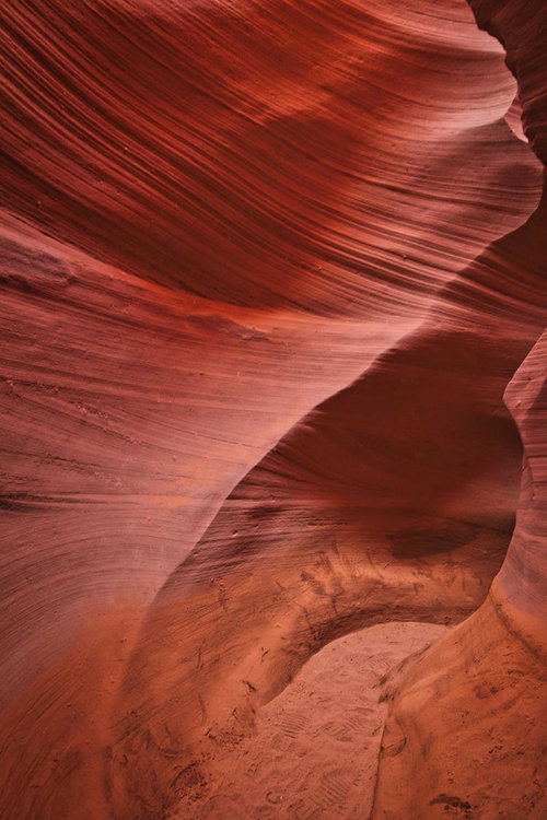 アンテロープキャニオンの内部に広がる赤茶色の岩壁と浸食模様