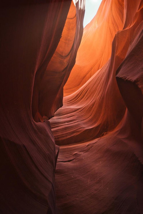 曲線を描くアンテロープキャニオンの赤茶色の岩壁