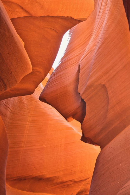 自然が作り出すアンテロープキャニオンの岩壁彫刻