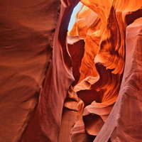 アンテロープキャニオンの滑らかな砂岩の曲線と光の写真