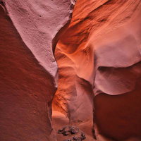 砂地通路と流線形の岩壁が続くアンテロープキャニオンの写真