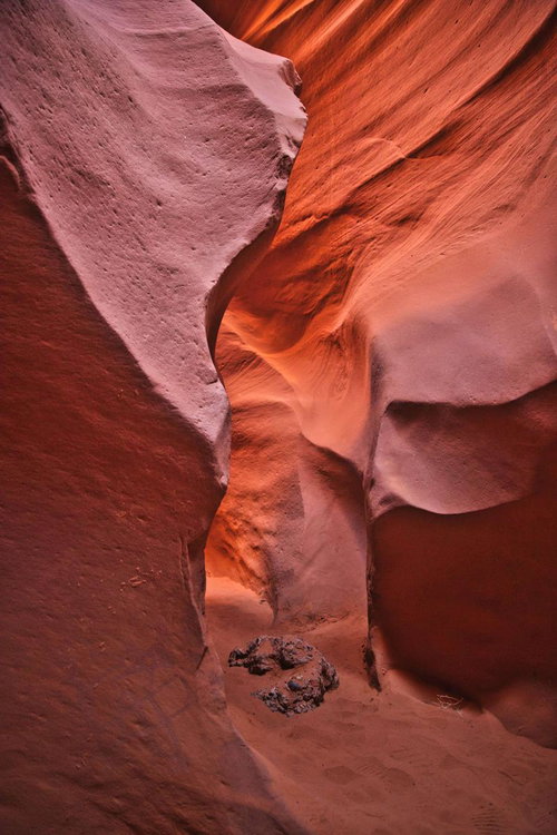 砂地通路と流線形の岩壁が続くアンテロープキャニオン