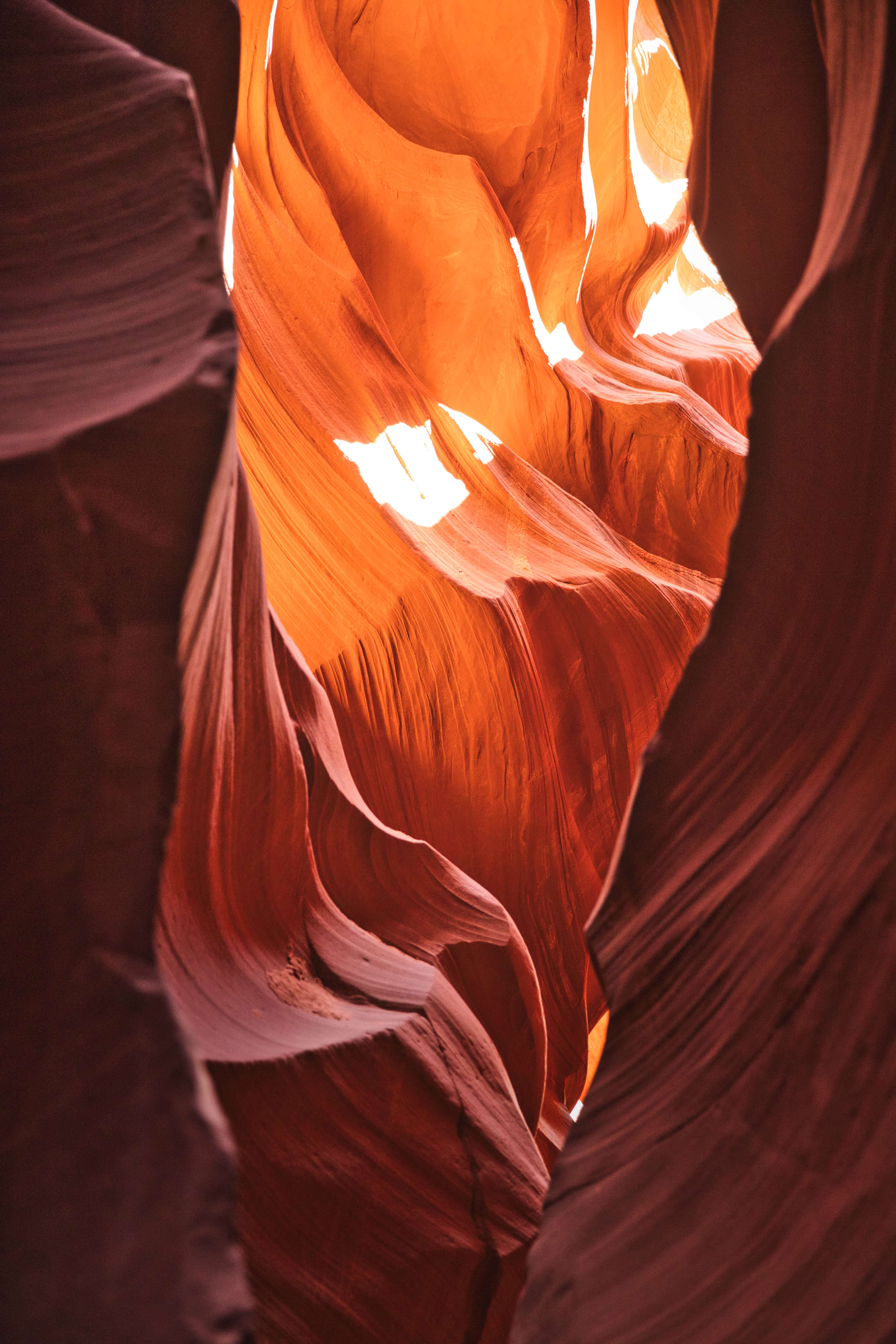 アンテロープキャニオンの岩壁に光が差し込む。複雑な曲線と波状模様が見える砂岩層