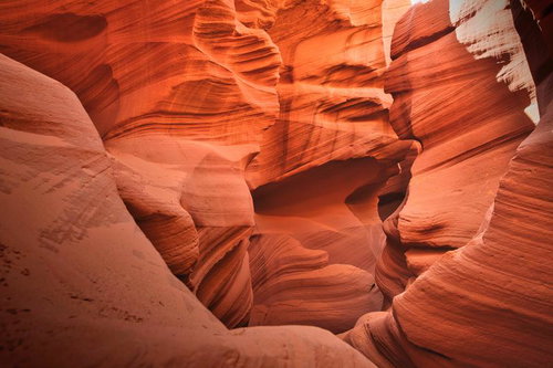 アンテロープキャニオンの滑らかな赤茶色の砂岩の曲線と浸食