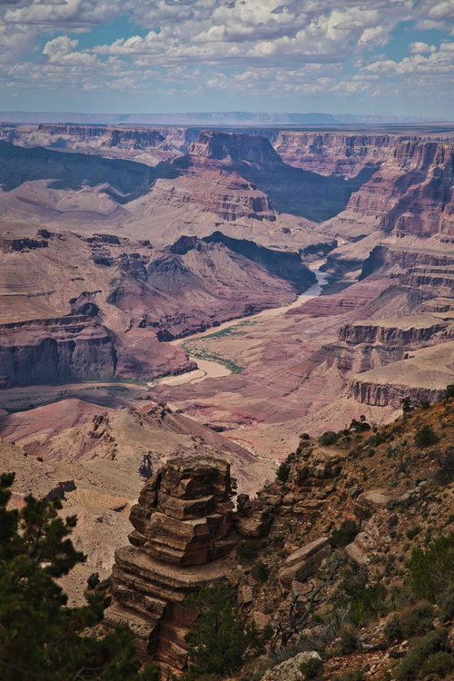 グランドキャニオンの広がる谷底にコロラド川が流れる風景