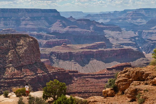 グランドキャニオンの壮大な谷を望む観光者の眺め