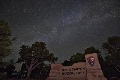 グランドキャニオン国立公園の入口看板と満天の天の川