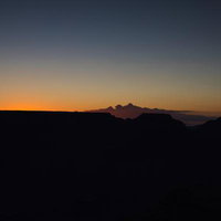 朝焼けに染まるグランドキャニオンの峡谷と静寂の写真