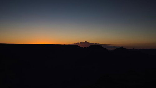 朝焼けに染まるグランドキャニオンの峡谷と静寂