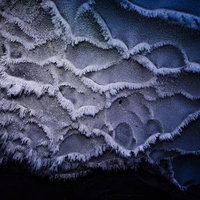 氷の洞窟内の天井に広がる霜柱の結晶と氷河の造形の写真