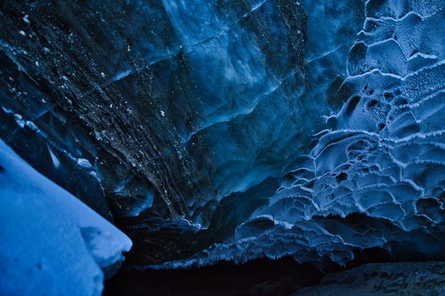 氷河洞窟内部の青白い氷壁と模様、層状に堆積した氷の構造