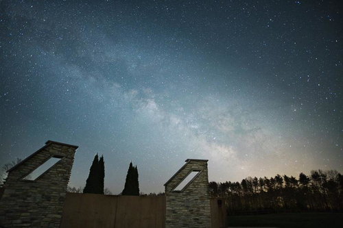 石造りの門と夜空の天の川 - 星降る夜間風景