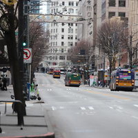 シアトルの大通りに並ぶバスと都市風景、高層ビル群の写真