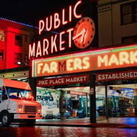 パイクプレイスマーケットのネオン看板とMediCleanseトラックの写真