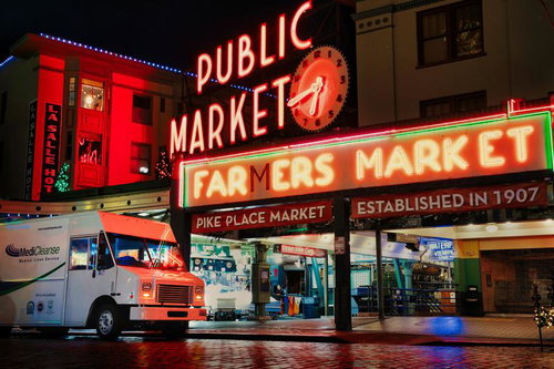 パイクプレイスマーケットのネオン看板とMediCleanseトラック