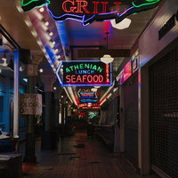 ネオン看板が灯る市場の通路 夜間営業する飲食店街の写真