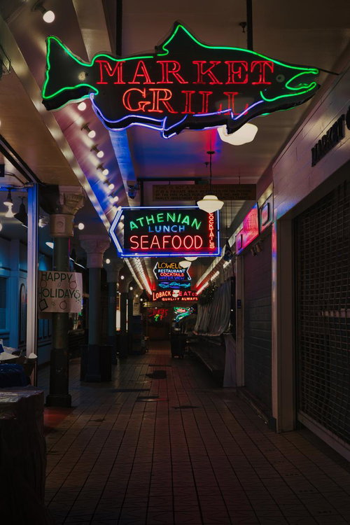 ネオン看板が灯る市場の通路 夜間営業する飲食店街