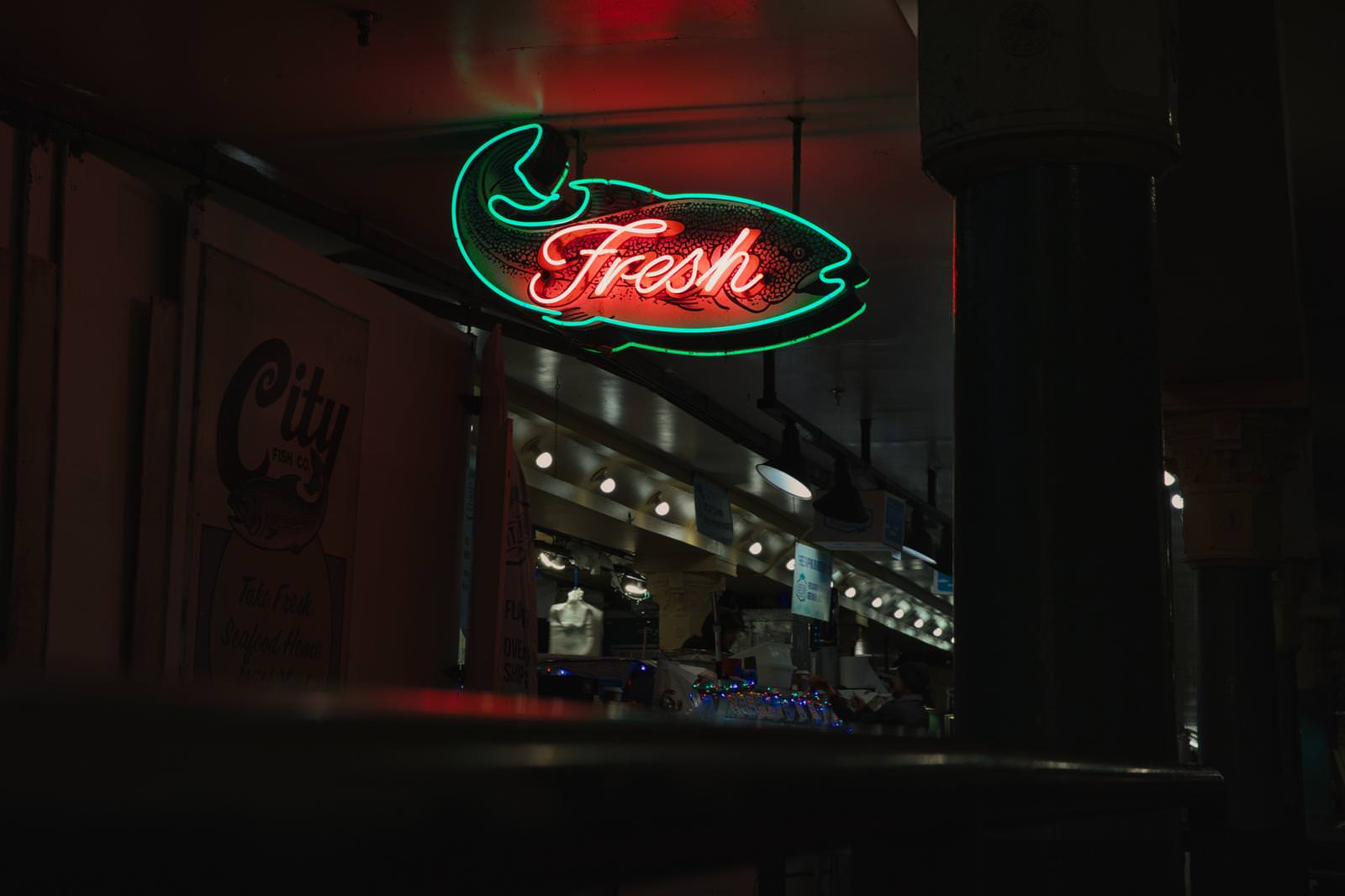 緑と赤のネオンで装飾された「Fresh」の店舗看板が夜間に光る