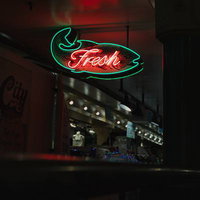 「Fresh」のネオンサインの写真