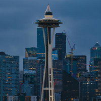 夕暮れのシアトルを背景にしたスペースニードルの全景の写真