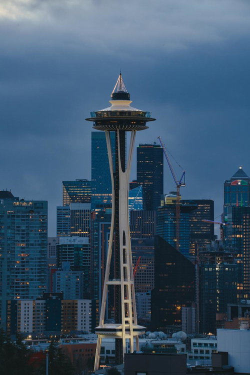 夕暮れのシアトルを背景にしたスペースニードルの全景