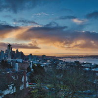 夕焼けに染まるシアトルのスカイラインとスペースニードルの写真