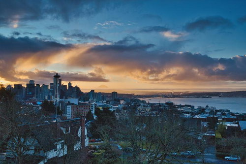 夕焼けに染まるシアトルのスカイラインとスペースニードル