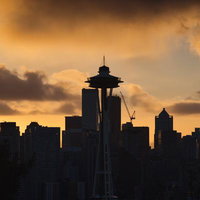 夕焼けに浮かび上がるシアトルのスペースニードルのシルエットの写真