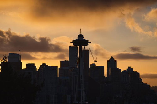 夕焼けに浮かび上がるシアトルのスペースニードルのシルエット