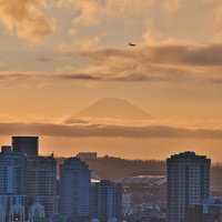 夕焼けのシアトルの高層ビルとマウント・レーニアの絶景の写真