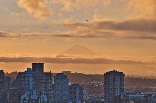 夕焼けのシアトルの高層ビルとマウント・レーニアの絶景
