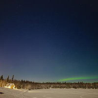 オーロラと満天の星が織り成す北国の冬の夜の写真