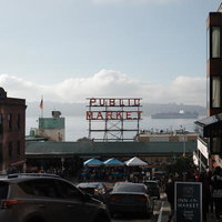 観光客で賑わうシアトルのパイクプレイスマーケット入口の写真