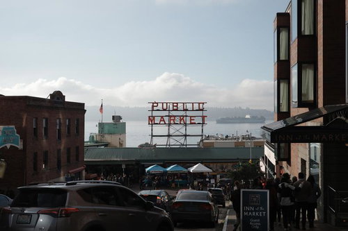 観光客で賑わうシアトルのパイクプレイスマーケット入口