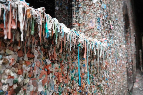 ガムで描かれたアート作品が貼り付けられた壁と窓