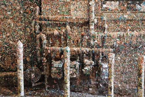 ガムで彩るカラフルなウォールアート：壁全体を埋め尽くす立体装飾