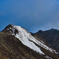 残雪を抱く峰と稜線の写真