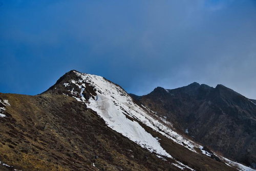 残雪を抱く峰と稜線の写真