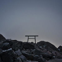 茶臼岳山頂に佇む鳥居の写真