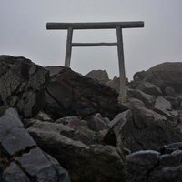 茶臼岳山頂に立つ鳥居の写真